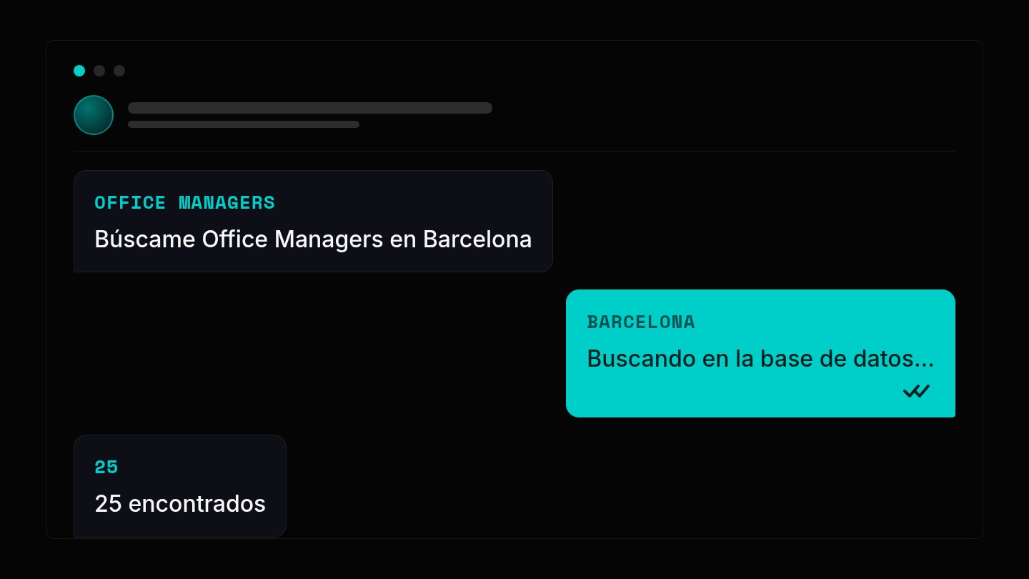 Ilustración de una ventana de chat sobre fondo negro: un mensaje dice «Búscame Office Managers en Barcelona», una burbuja cian responde «Buscando en la base de datos...» y un último mensaje indica «25 encontrados».